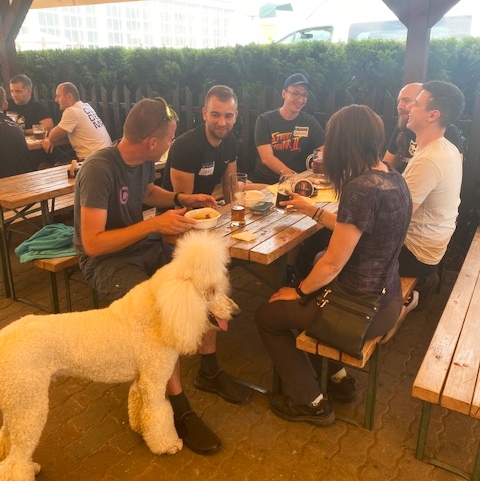 mladí ľudia stretnutie pri pive