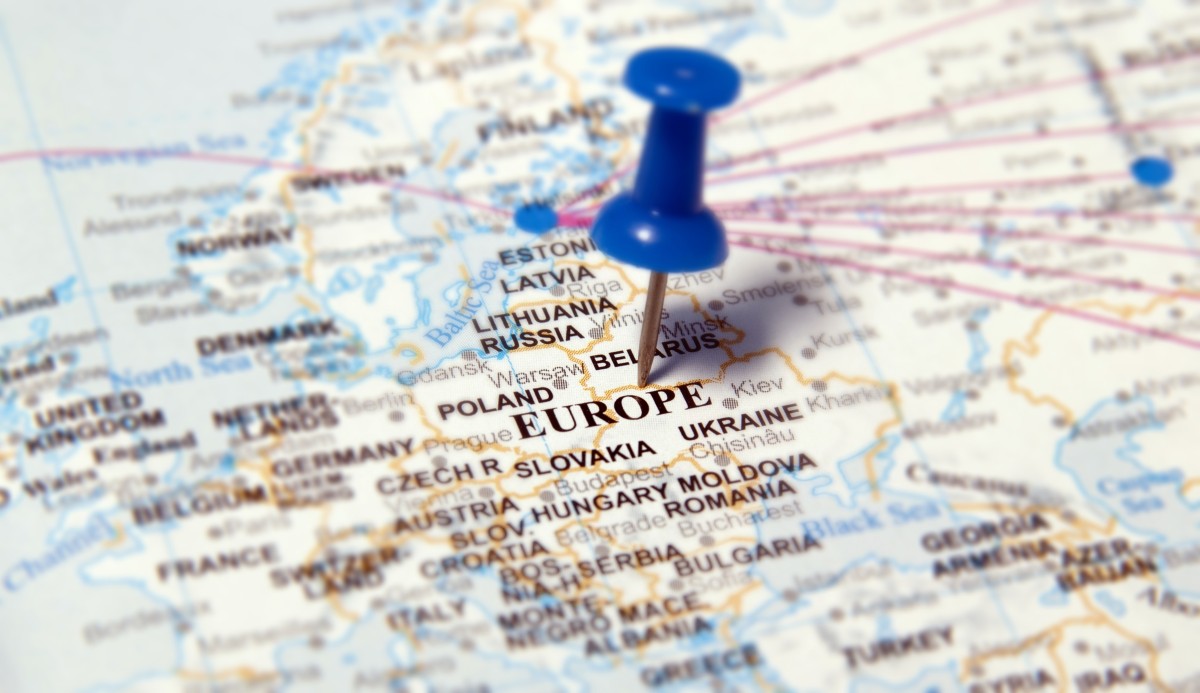 mapa európy s modrým zapichnutým špendlíkom